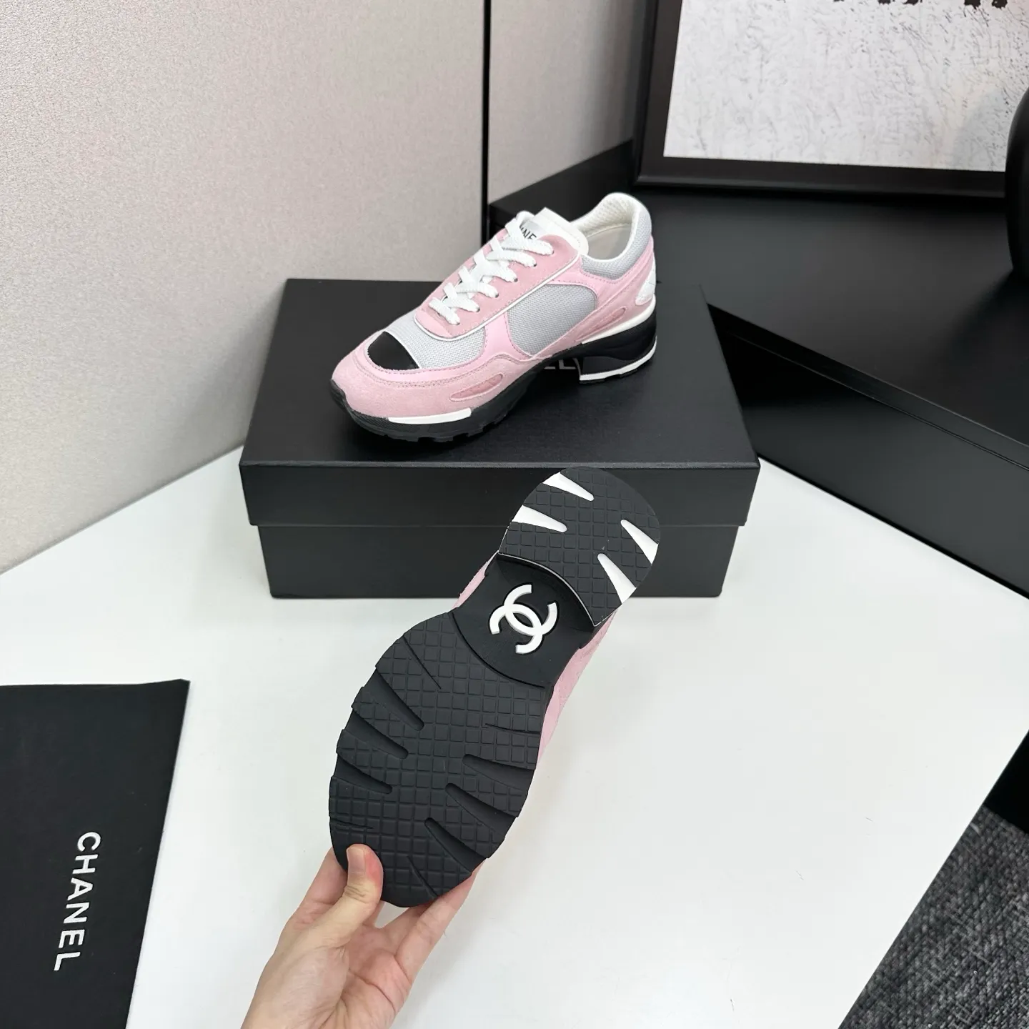 👟👟Ex-factory price 640👟👟Chanel Panda Shoes! 2025 counter's top casual sports shoes. This classic design; the upper is electro-embroidered with a variety of techniques; the outsole is fashionable and sporty; the unusual inclusion of a variety of color matching elements... The diversified mix and match is very good-looking and versatile, and can be used for leisure, fashion, sports, and outdoor... ꫛꫀꪝ Go➫ Materials: ❶Upper made of: original imported first-layer silk cowhide + original waterproof cloth + original first-layer cowhide ❷Inner lining: Original Yangli+wang ❸ Outsole based on: Original TPU combination outsole Counter boutique packaging complete set for women 35–41